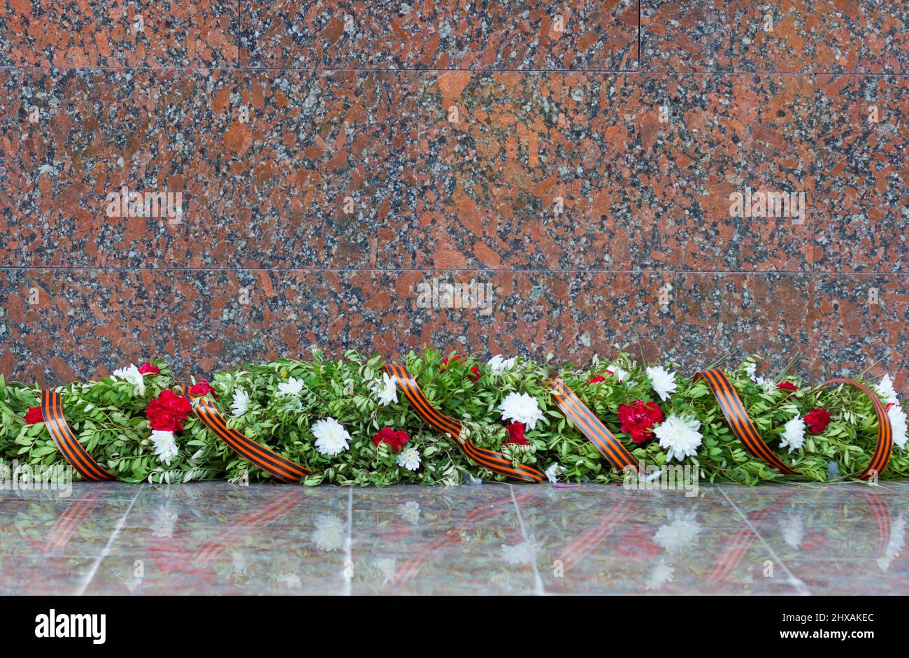 Couronne de fleurs ommemorative attachée au ruban de Saint George au pied du monument Banque D'Images