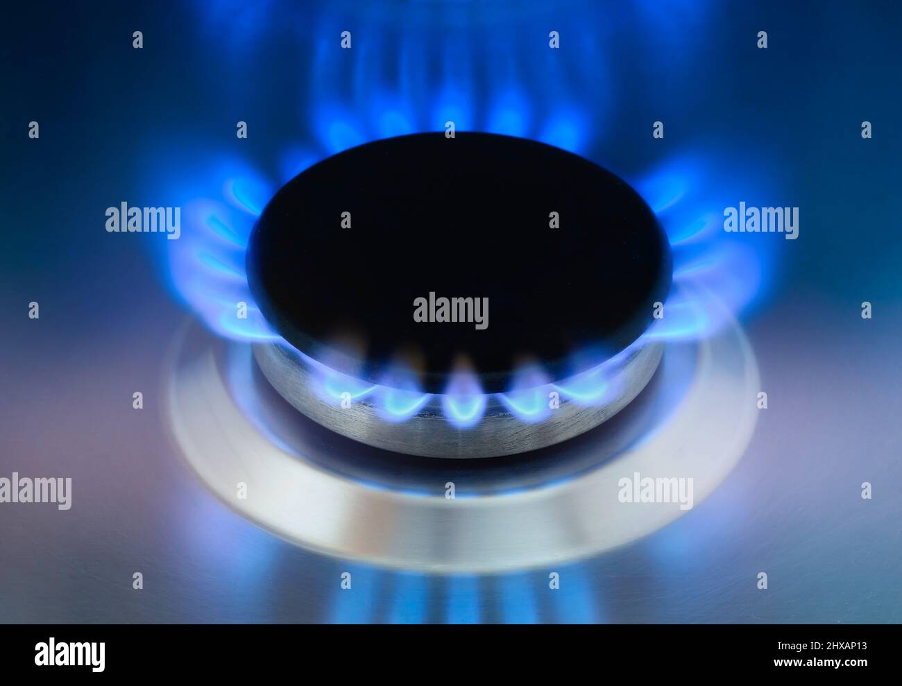 Combustion de gaz dans le brûleur de la table de cuisson à gaz Banque D'Images