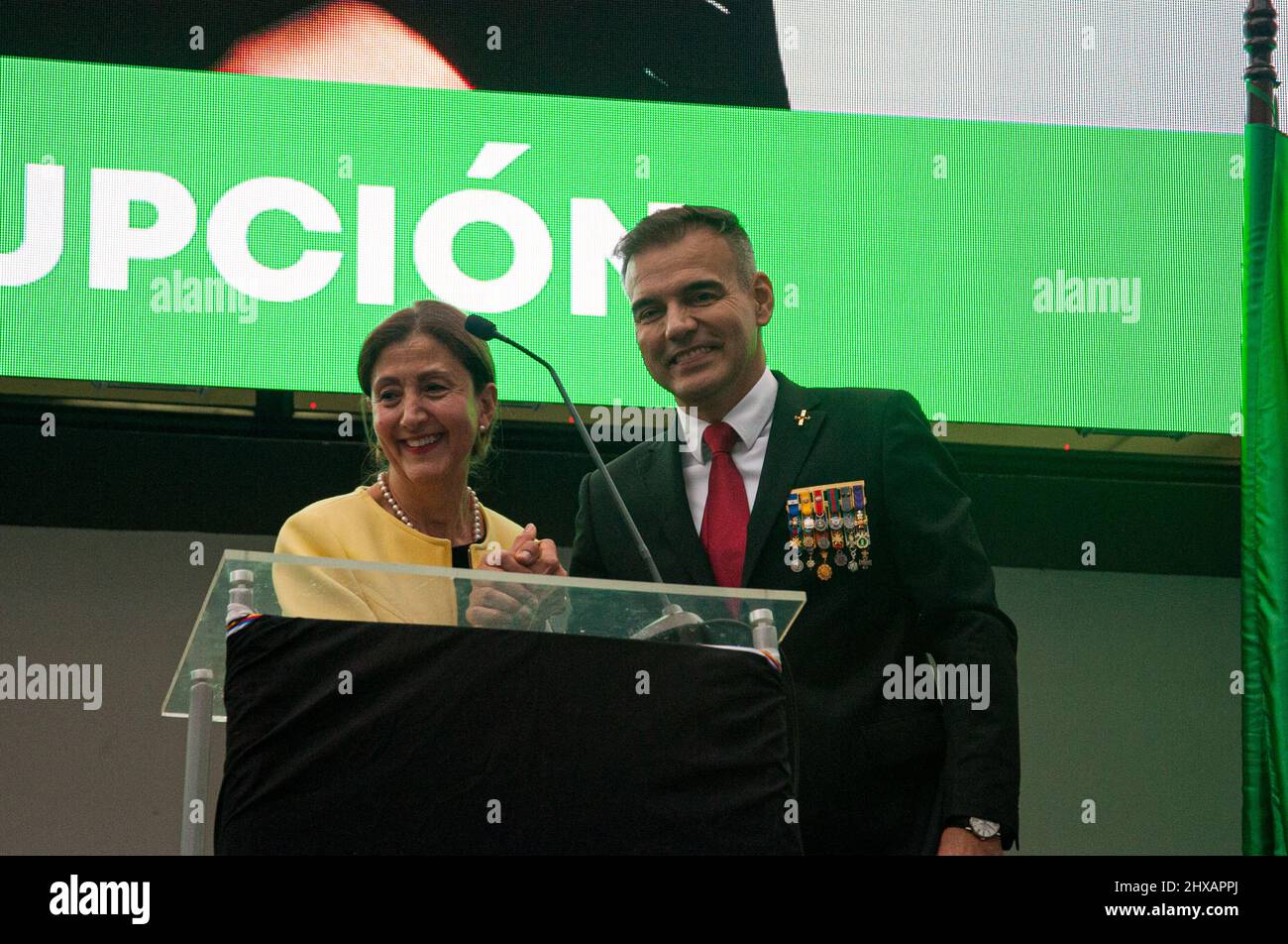 Colombie. 10th mars 2022. La candidate à la présidence Ingrid Betancourt (parlant) et la candidate à la vice-présidence et ancienne armée coronel Jose Luis Esparza (à droite) pendant un événement officialisent sa campagne présidentielle et annonce son candidat à la vice-présidence Jose Luis Esparza ancien coronel des forces militaires de Colombie, le 11 mars 2022. Crédit : long Visual Press/Alamy Live News Banque D'Images