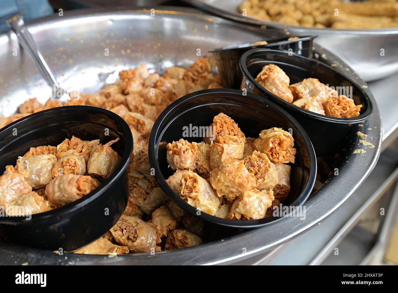 Petits pains savoureux de caillé de haricots frits ou de petits pains de tofu avec garniture de viande de poisson, Chinatown, Bangkok Banque D'Images