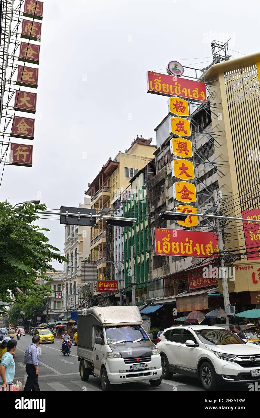 Des enseignes de bijoux en or de langues thaïlandaises et chinoises des deux côtés de Charoen Krung Road dans le quartier chinois de Bangkok Banque D'Images