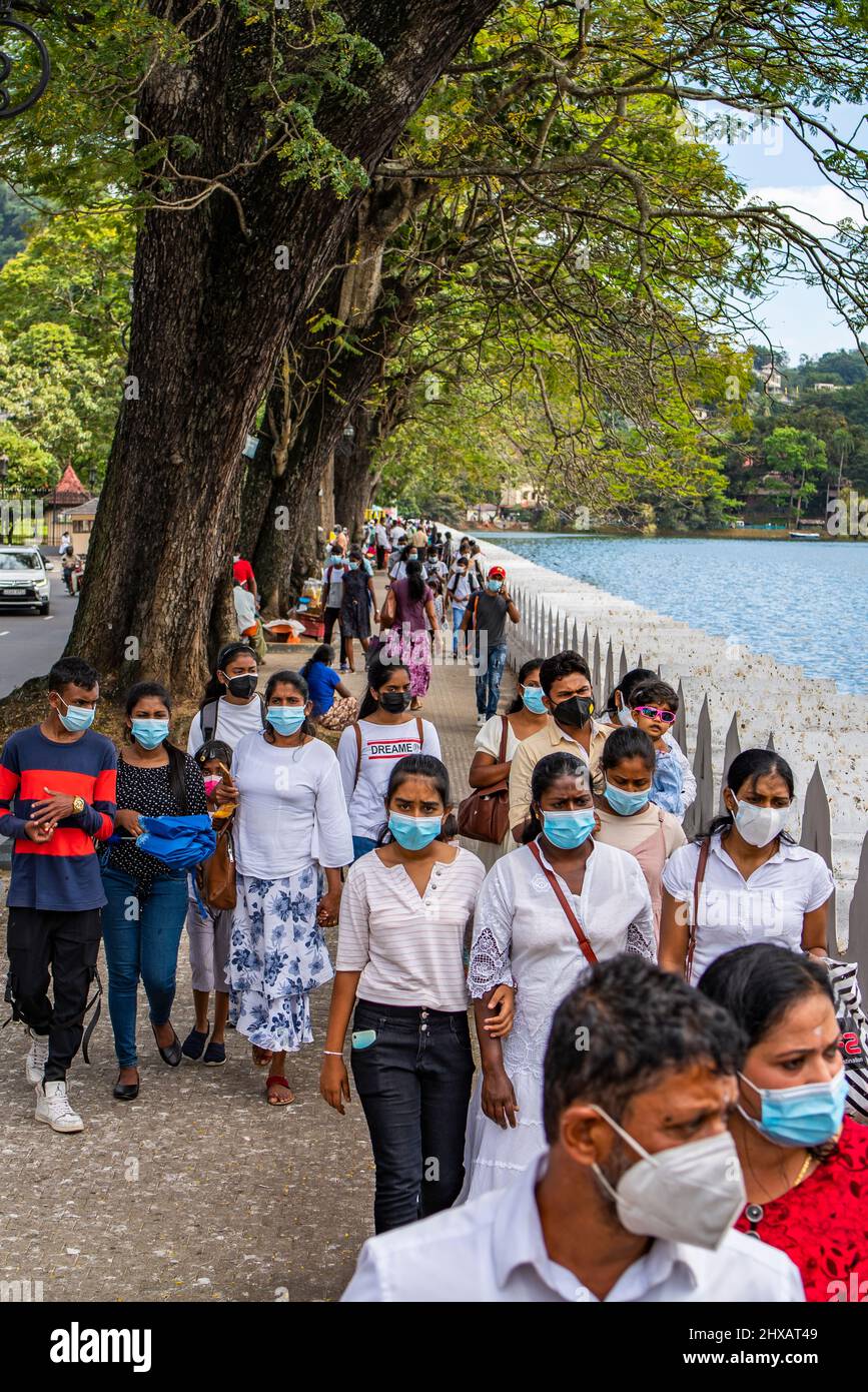 KANDY, SRI LANKA - DÉCEMBRE 30,2021: Personnes marchant le long du lac à la ville de Kandy, vue sur la rue Banque D'Images
