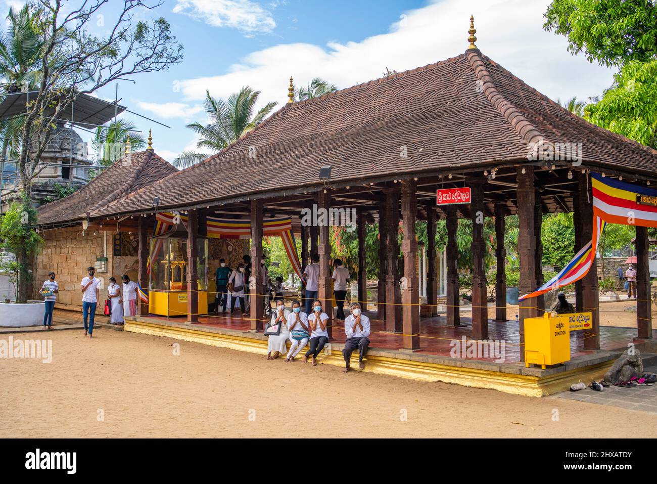 KANDY, SRI LANKA - DÉCEMBRE 31,2021 : la cour avec les gens au Temple de la dent à Kandy. Temple bouddhiste Sri Dalada Maligawa Banque D'Images