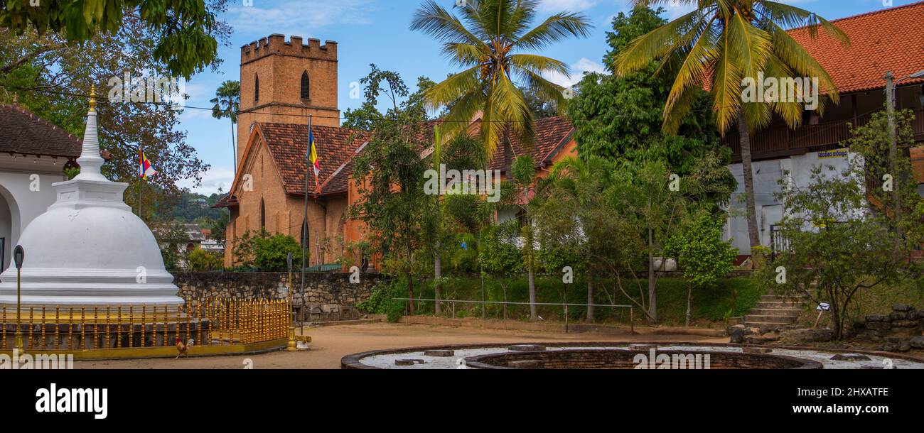KANDY, SRI LANKA - DÉCEMBRE 31,2021 : la cour avec une pagode au Temple de la dent à Kandy, Sri Lanka. Temple bouddhiste Sri Dalada Maligawa Banque D'Images