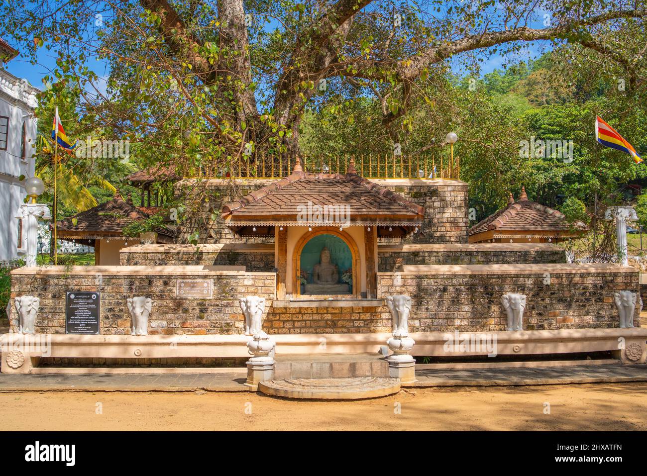 KANDY, SRI LANKA - DÉCEMBRE 31,2021 : la cour du Temple de la dent à Kandy, Sri Lanka. Temple bouddhiste Sri Dalada Maligawa Banque D'Images