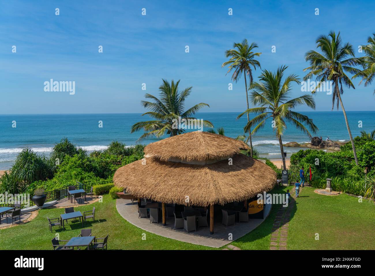 BENTOTA, SRI LANKA - JANVIER 02,2022: Plage de Bentota avec une hutte de chaume au Sri Lanka Banque D'Images