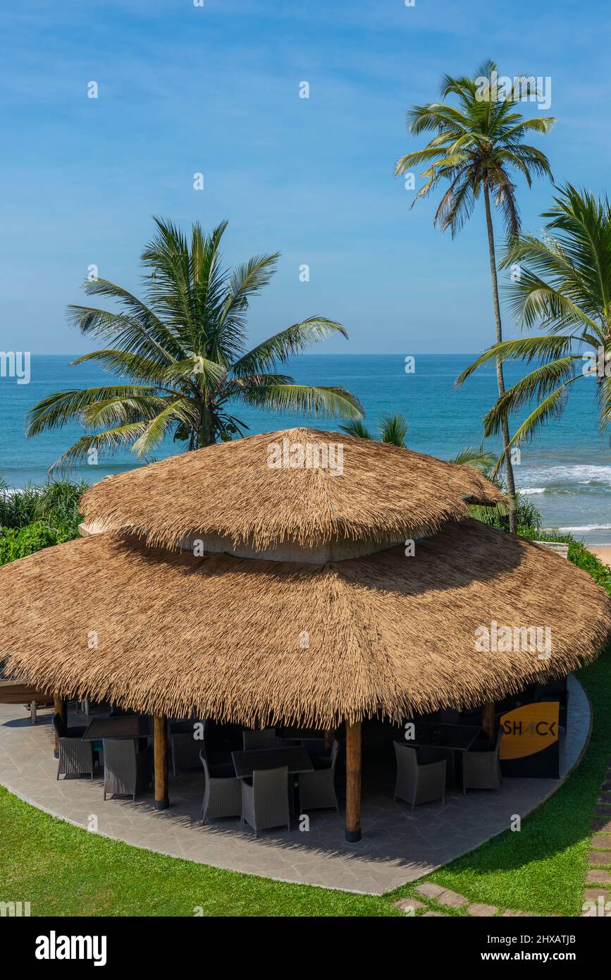 BENTOTA, SRI LANKA - JANVIER 02,2022: Plage de Bentota avec une hutte de chaume au Sri Lanka, verticale Banque D'Images