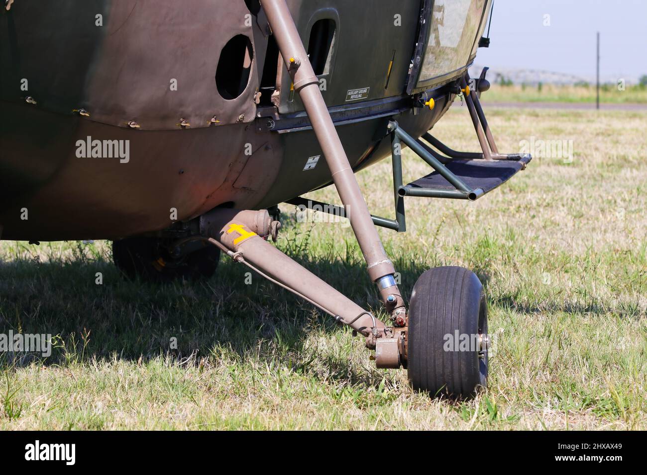 Gros plan sur le train d'atterrissage de l'hélicoptère Alouette III sur l'herbe Banque D'Images