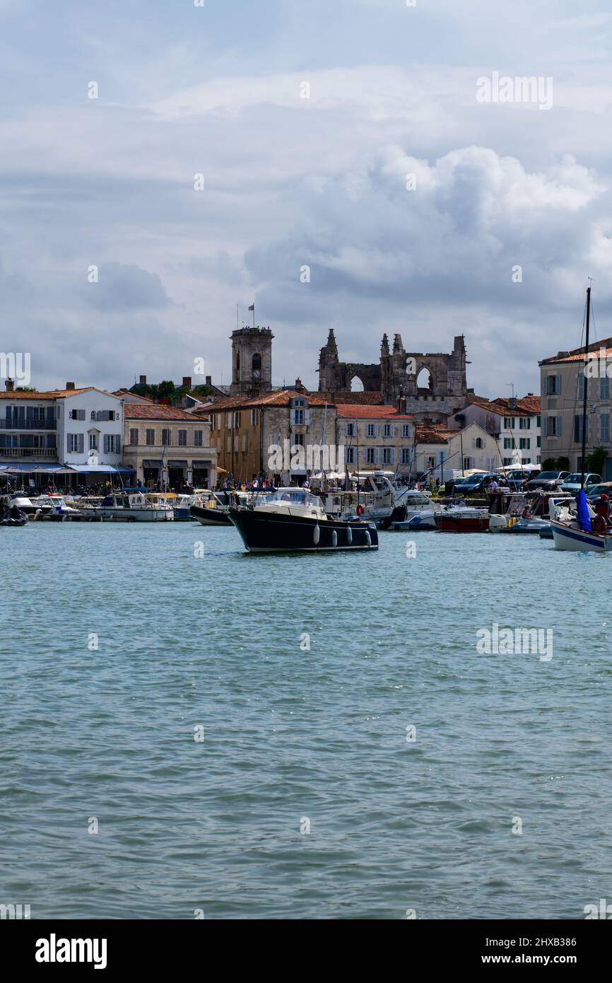 Vue sur le port de Saint-Martin-de-Ré depuis le bateau en entrant dans le port depuis la mer l'été Banque D'Images
