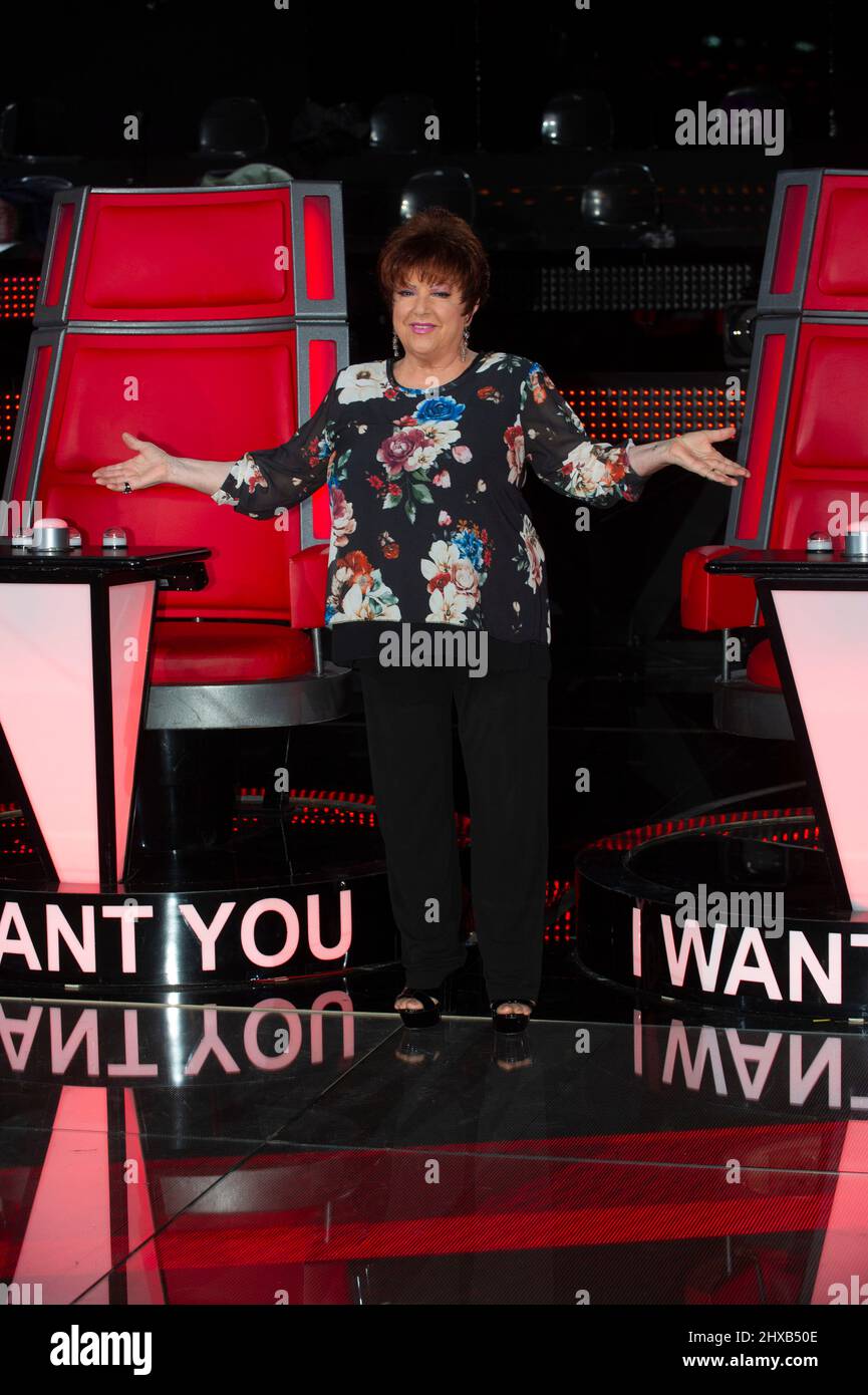 25 novembre 2021 Milan. Photocall dans les studios de télévision de la RAI du programme 'The Voice Senior'. Photo : la chanteuse Orietta Berti Banque D'Images