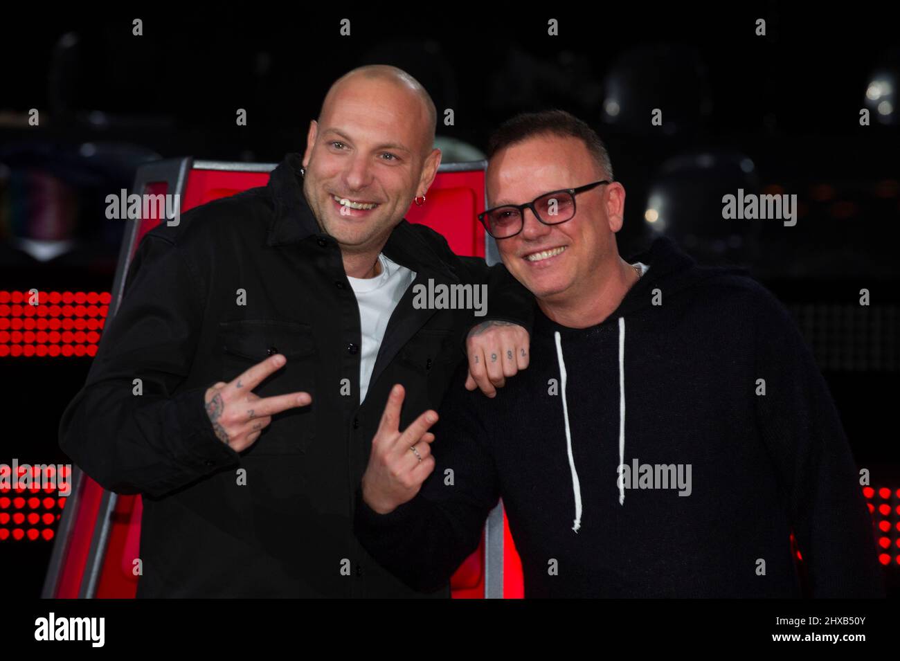 25 novembre 2021 Milan. Photocall dans les studios de télévision de la RAI du programme 'The Voice Senior'. Photo : chanteurs Gigi d'Alessio et Clementino pse Banque D'Images