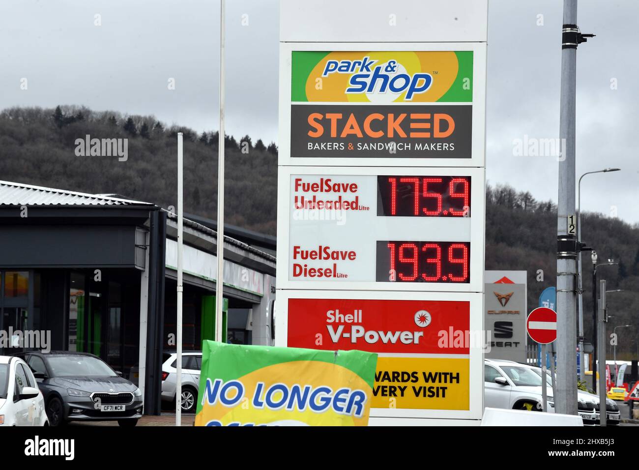 Ces prix sont-ils les plus élevés au Royaume-Uni, la station-service Park & Shop sur Hadfield Road à Cardiff, où les prix du diesel sont de £193,9 pe Banque D'Images