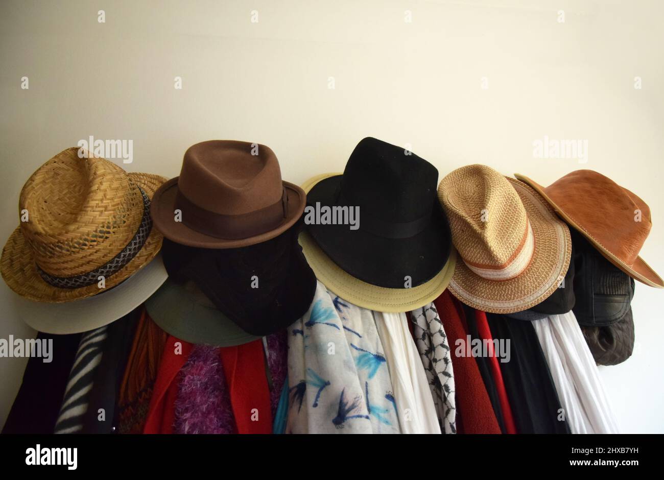 chapeaux sur le porte-vêtements, avec foulards Banque D'Images