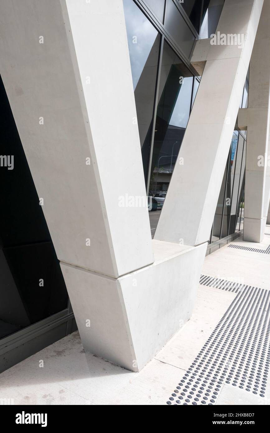Une colonne inclinée en acier renforcé de béton à l'extérieur d'un immeuble d'hébergement pour étudiants Urbanest à Ultimo Sydney, en Australie Banque D'Images