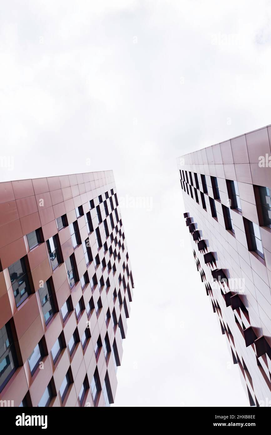 Vue sur un ciel gris pâle entre des immeubles semblables en hauteur (Urbanest) à Ultimo, Sydney, Australie Banque D'Images