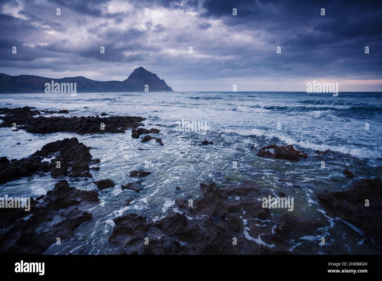 Vue fantastique sur la réserve naturelle de Monte Cofano. Scène dramatique. Ciel couvert. Emplacement cap San Vito. Sicile, Italie, Europe. Méditerranée et Tyr Banque D'Images