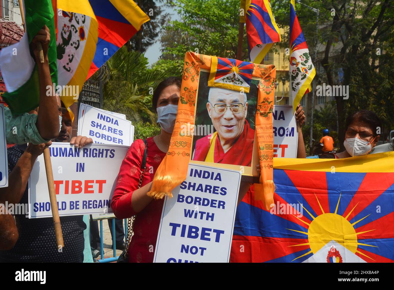 Kolkata, Inde. 10th mars 2022. Les supporters tibétains protestent contre une manifestation devant le consulat chinois afin que le Tibet soit libre le jour du soulèvement du Tibet.le jour du soulèvement tibétain, observé le 10 mars, commémore le soulèvement tibétain de 1959 contre la présence de la République populaire de Chine au Tibet. L'échec de la rébellion armée a finalement entraîné une répression violente des mouvements d'indépendance tibétains et la fuite du Dalaï Lama Tenzin Gyatso en exil. (Photo de Rahul Sadhukhan/Pacific Press) Credit: Pacific Press Media production Corp./Alay Live News Banque D'Images