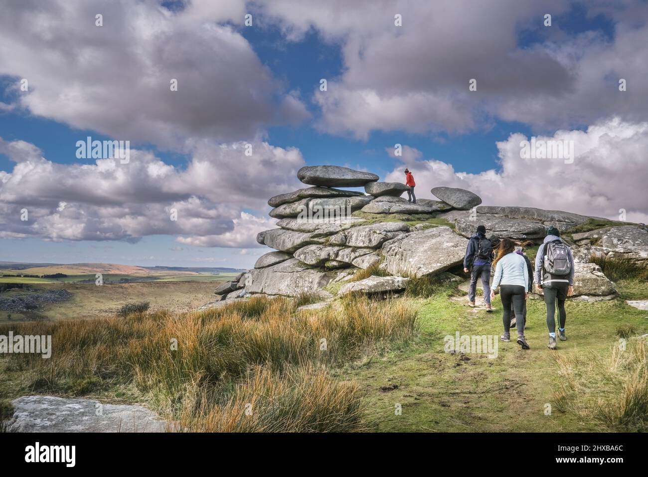 Un groupe de marcheurs sur le sommet de Stowes Hill sur Bodmin Moor en Cornouailles. Banque D'Images