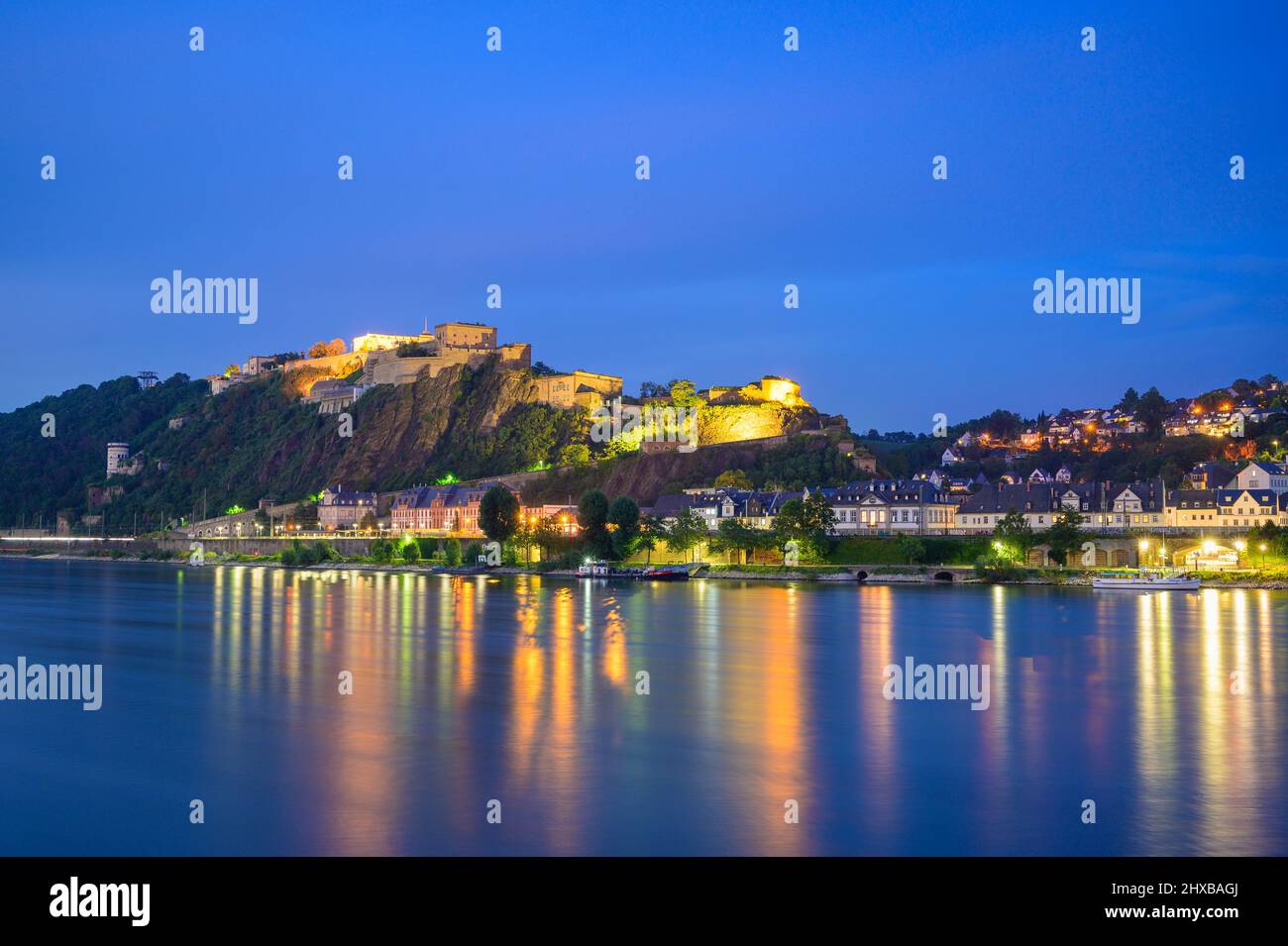 Vue panoramique de Koblenz et de la forteresse Ehrenbreitstein la nuit, Allemagne Banque D'Images