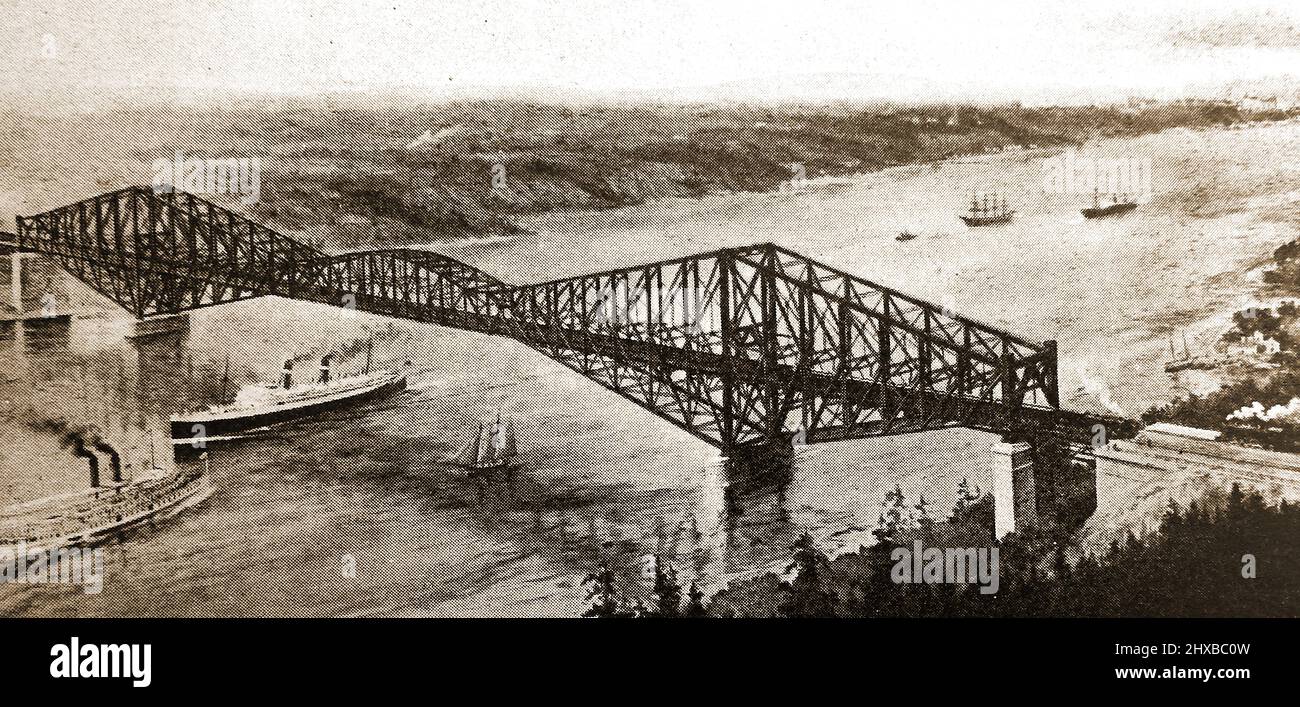 Une vue aérienne précoce du pont en porte-à-faux de Québec , construit à l'origine pour transporter trois voies du chemin de fer national Transcontinental près de Québec. À l'approche de la fin des travaux le 29 août 1907after, quatre années de construction, le bras sud et une partie de la section centrale du pont se sont effondrés dans la rivière, tuant 75 des 86 ouvriers. Il est devenu le pire désastre de construction de pont au monde. Il a été achevé en 1919. Banque D'Images