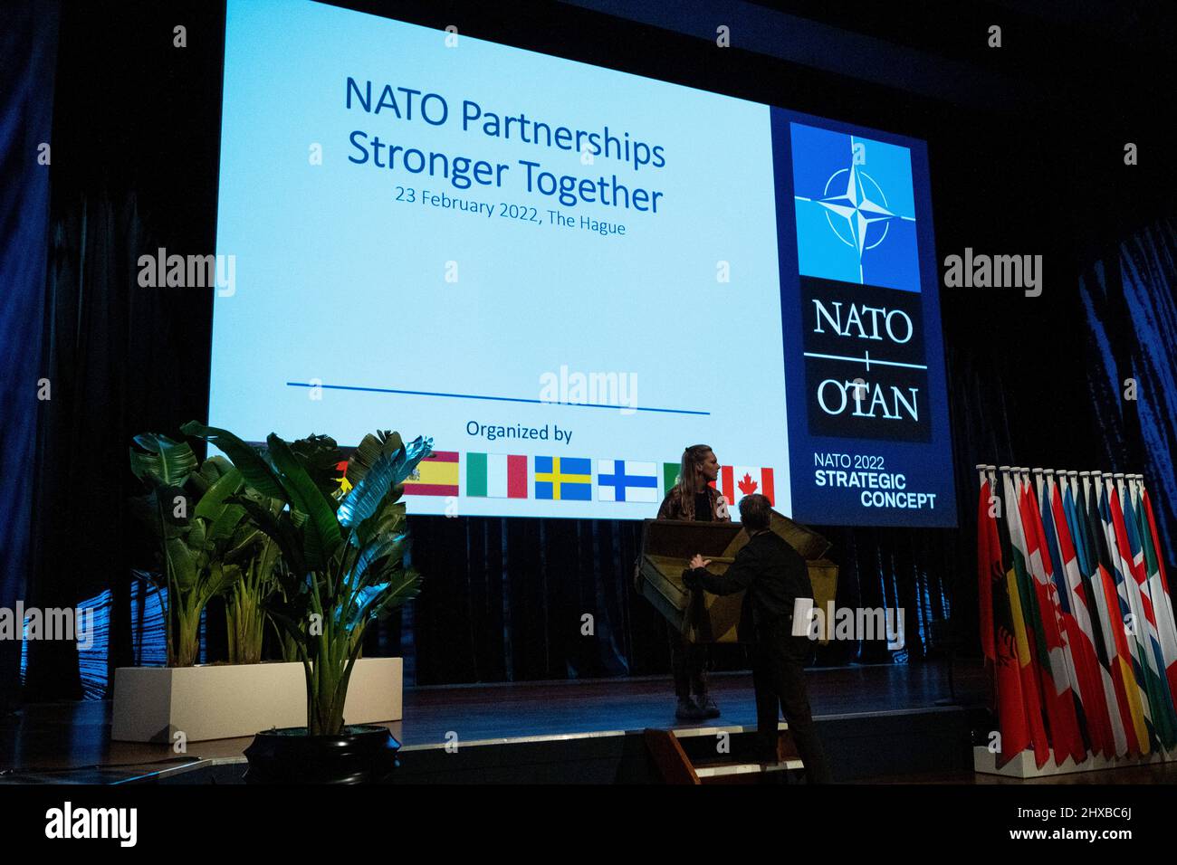 La Haye, Hollande, France. 23rd févr. 2022. Séminaire de l'OTAN en arrière-plan avec le Premier ministre des pays-Bas, Mark Rutte, et le Secrétaire général de l'OTAN, Jens Stoltenberg. Le principal sujet était la situation actuelle entre la Russie et l'Ukraine. (Credit image: © Martin Bertrand/Pacific Press via ZUMA Press Wire) Banque D'Images La Haye, Hollande, France. 23rd févr. 2022. Séminaire de l'OTAN en arrière-plan avec le Premier ministre des pays-Bas, Mark Rutte, et le Secrétaire général de l'OTAN, Jens Stoltenberg. Le principal sujet était la situation actuelle entre la Russie et l'Ukraine. (Credit image: © Martin Bertrand/Pacific Press via ZUMA Press Wire) Banque D'Images
