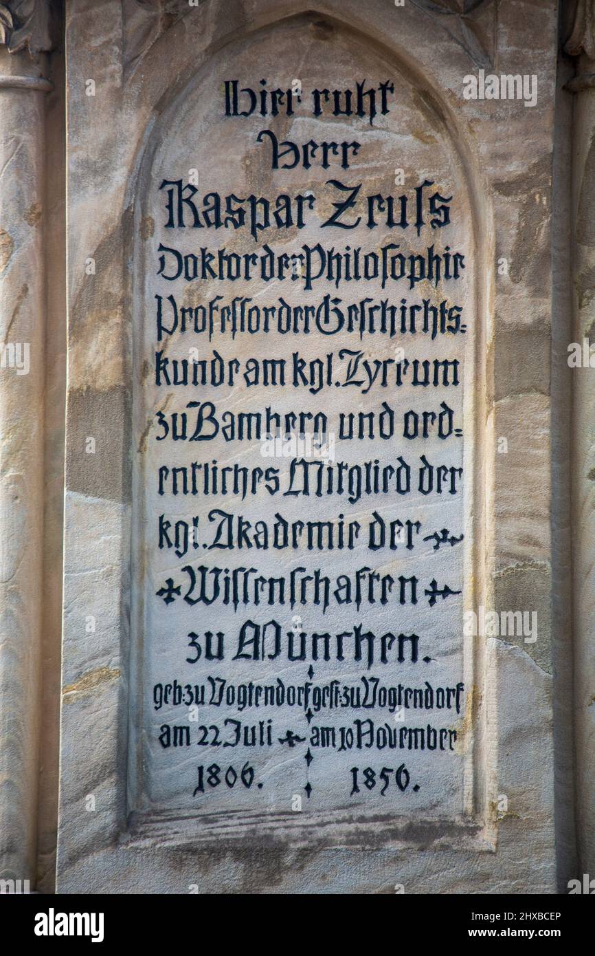 Ancien écrit allemand sur le monument à la tombe de Kaspar Zeuss, célèbre linguiste allemand. Banque D'Images
