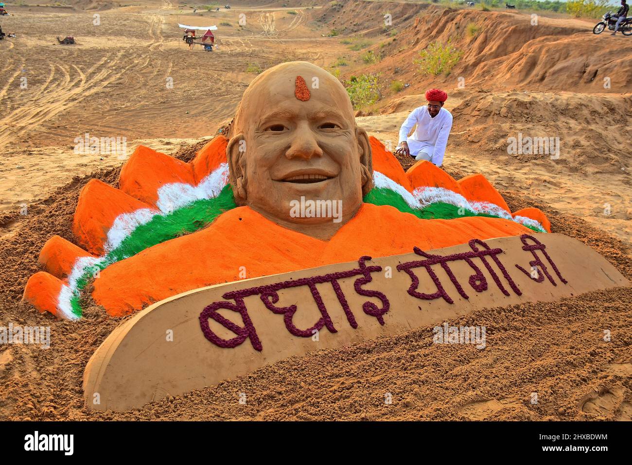 Pushkar, Rajasthan, Inde. 10th mars 2022. L'artiste du sable Ajay Rawat crée une sculpture du ministre en chef de l'Uttar Pradesh Yogi Adityanath pour le féliciter de sa victoire dans LES sondages DE L'Assemblée. Le Parti Bharatiya Janata (BJP) remporte les élections législatives de l'Uttar Pradesh, de l'Uttarakhand, du Goa et de l'État du Manipur. (Credit image: © Sumit Saraswat/Pacific Press via ZUMA Press Wire) Banque D'Images