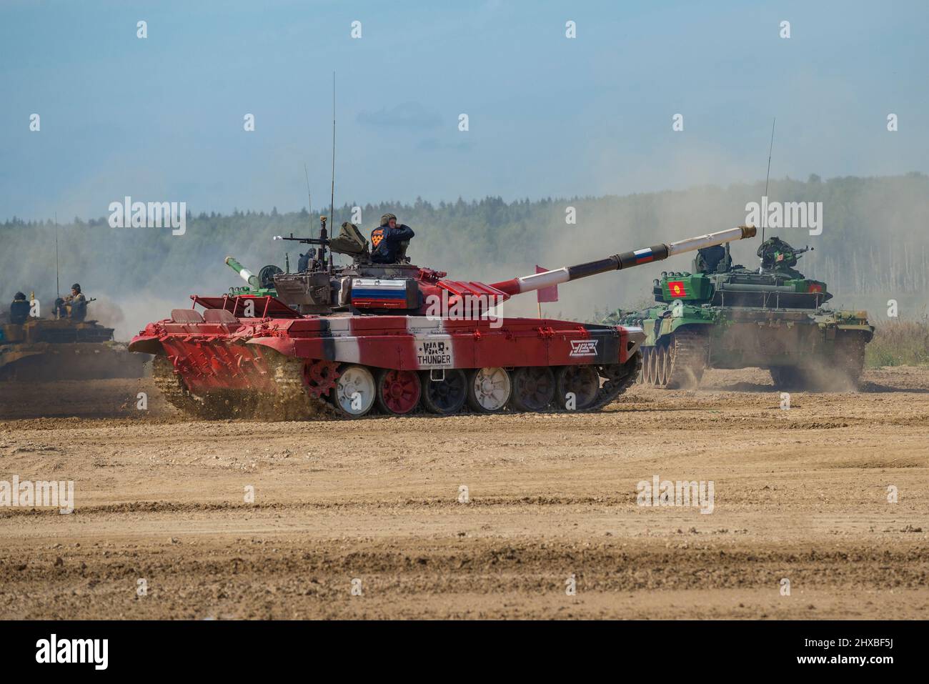 RÉGION DE MOSCOU, RUSSIE - 25 AOÛT 2020 : le char de l'équipe russe de biathlon de char quitte le terrain d'entraînement. Jeux internationaux de l'armée Banque D'Images