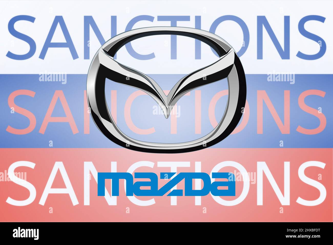 Logo Mazda devant le drapeau russe. Sanctions contre la Russie suite à son invasion de l'Ukraine. Mars 2022, San Francisco, États-Unis Banque D'Images