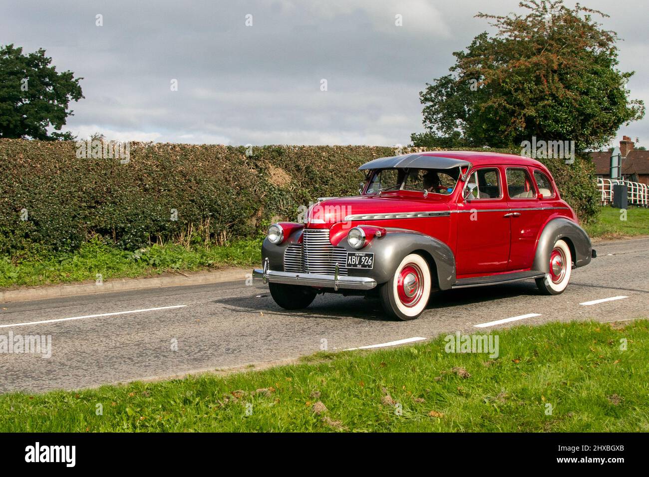 Berline 3800cc essence 4dr rouge d'avant-guerre 1940 40s de Chevrolet; en route vers le spectacle de voiture classique du Capesthorne Hall d'août, Cheshire, Royaume-Uni Banque D'Images