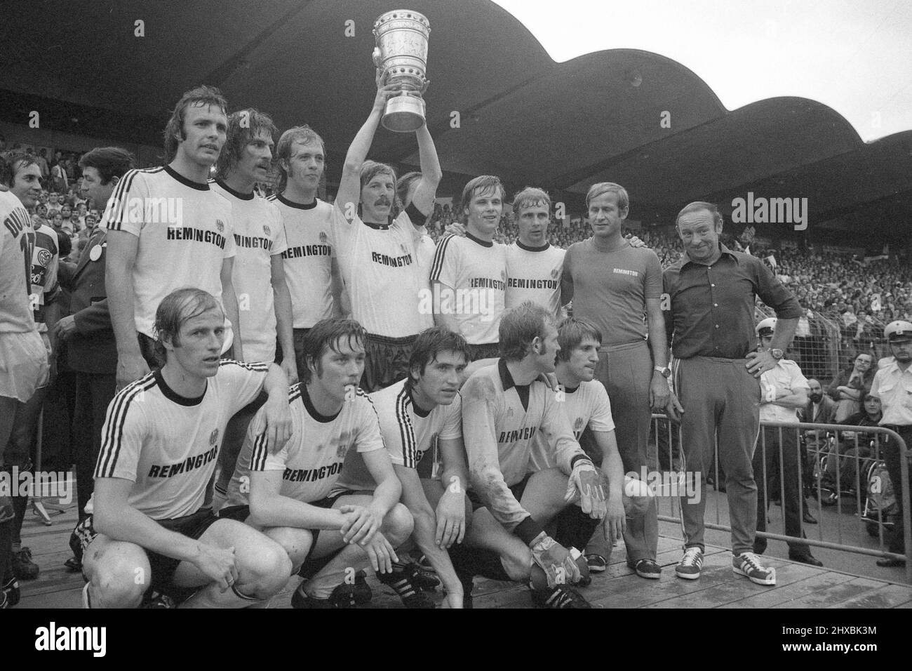 Hanovre, Allemagne. 11th mars 2022. PHOTO D'ARCHIVE; Juergen GRABOWSKI meurt à l'âge de 77 ans. Photo de l'équipe photo de l'équipe gagnante d'Eintracht Frankfurt, le capitaine de l'équipe Juergen JÃ rgen GRABOWSKI tient la coupe, Eintracht Frankfurt - MSV Duisburg 1:0, football, coupe DFB, finale, finale, Photo SW, 21 juin 1975. Crédit : dpa/Alay Live News Banque D'Images