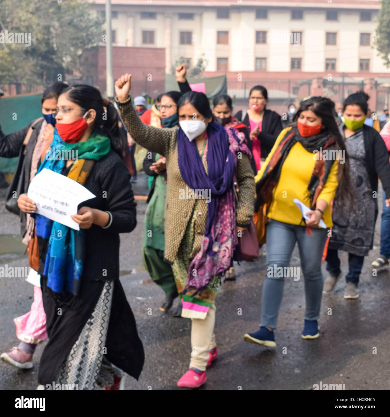 New Delhi, Inde décembre 25 2021 : Delhi personnel enseignant contractuel avec des affiches, des drapeaux et des graffitis protestant contre le gouvernement de l'AAP de Delhi pour ma Banque D'Images