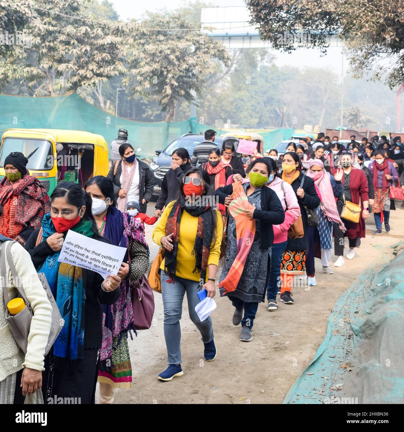 New Delhi, Inde décembre 25 2021 : Delhi personnel enseignant contractuel avec des affiches, des drapeaux et des graffitis protestant contre le gouvernement de l'AAP de Delhi pour ma Banque D'Images