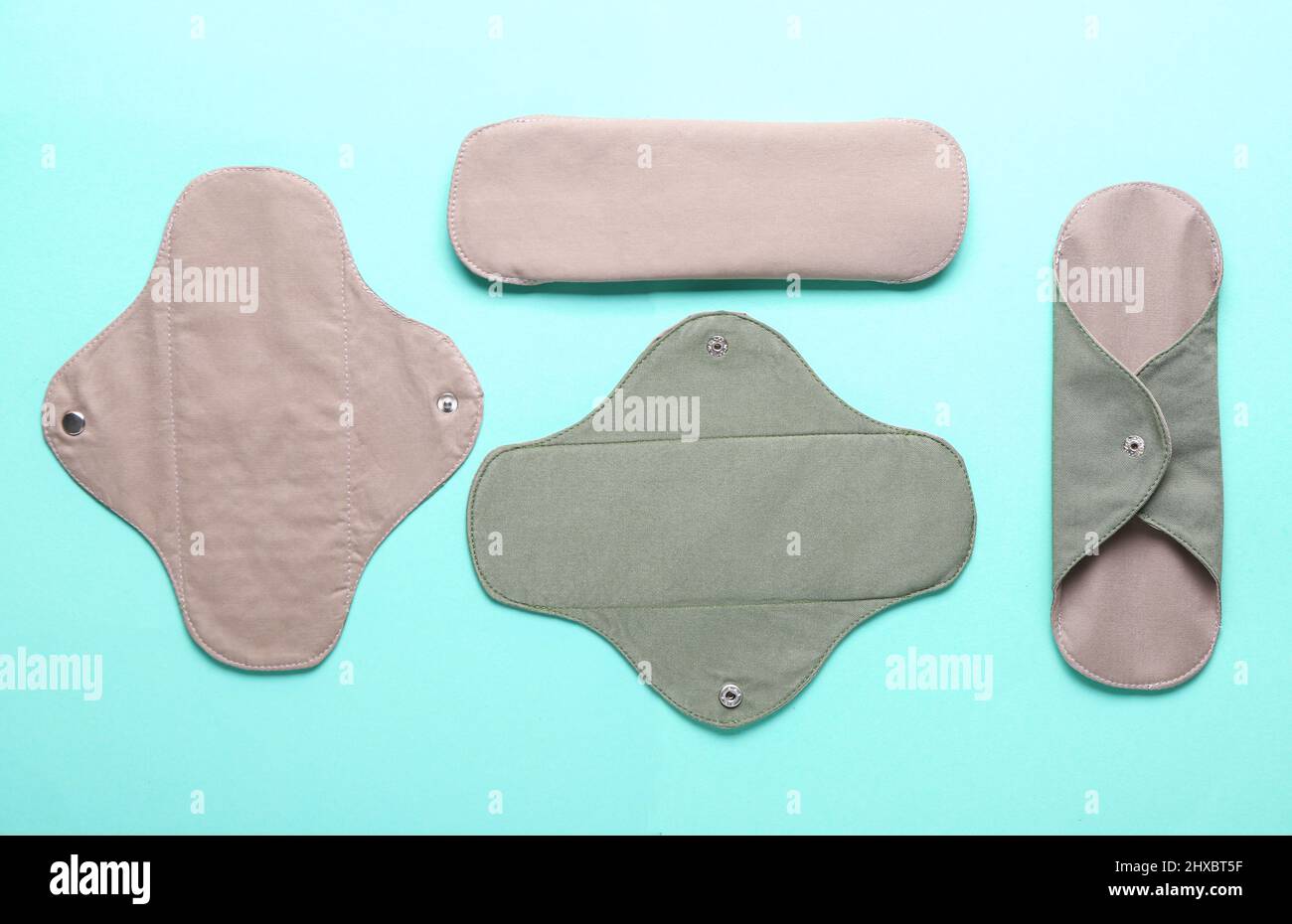 Électrodes menstruelles réutilisables sur fond bleu Banque D'Images