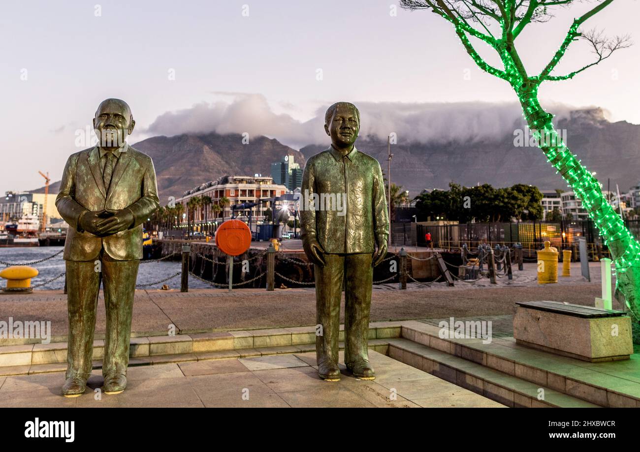 Les quatre sculptures en bronze des lauréats du prix Nobel de la paix sur la place Nobel au Waterfront Cape Town Afrique du Sud Banque D'Images