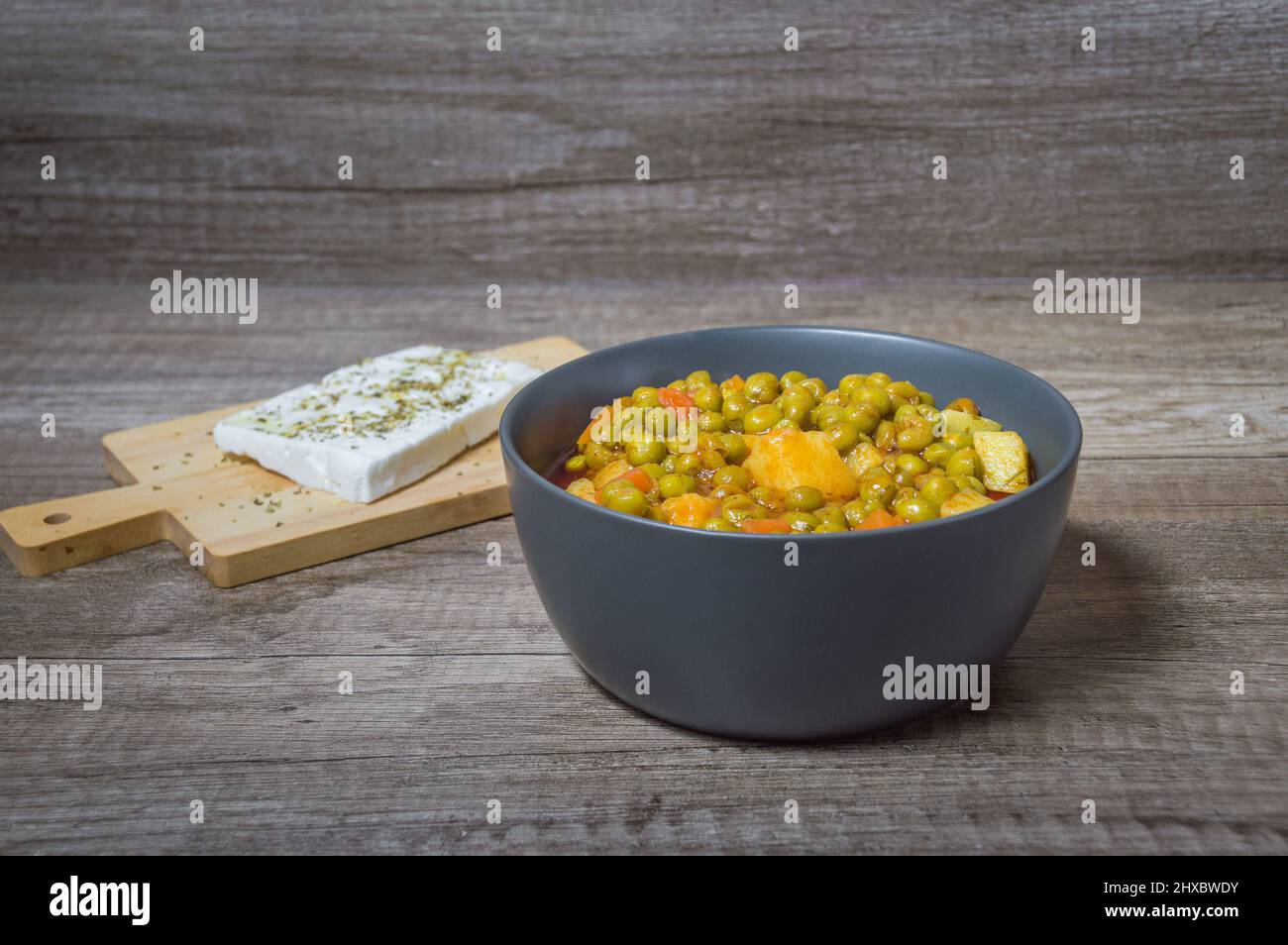 Petits pois frais avec sauce tomate pommes de terre et carottes grecque Banque D'Images