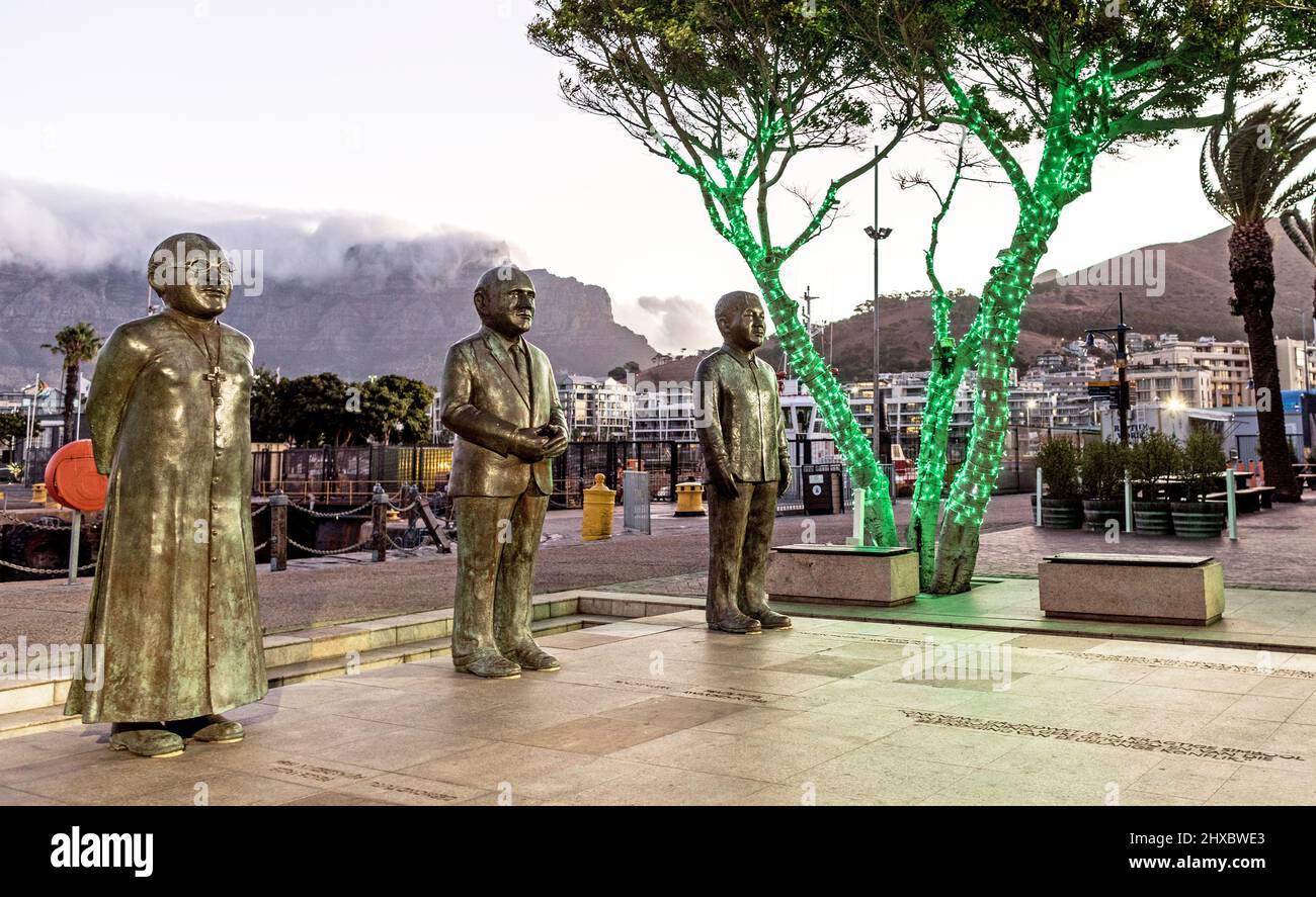Les quatre sculptures en bronze des lauréats du prix Nobel de la paix sur la place Nobel au Waterfront Cape Town Afrique du Sud Banque D'Images
