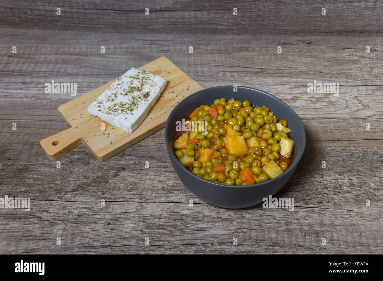 Petits pois frais avec sauce tomate pommes de terre et carottes grecque Banque D'Images