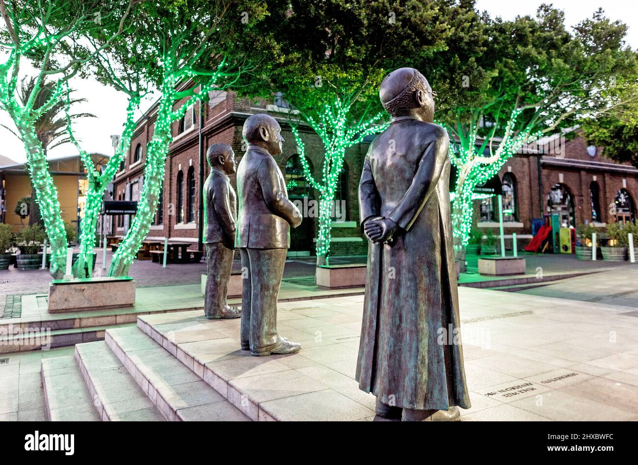 Les quatre sculptures en bronze des lauréats du prix Nobel de la paix sur la place Nobel au Waterfront Cape Town Afrique du Sud Banque D'Images