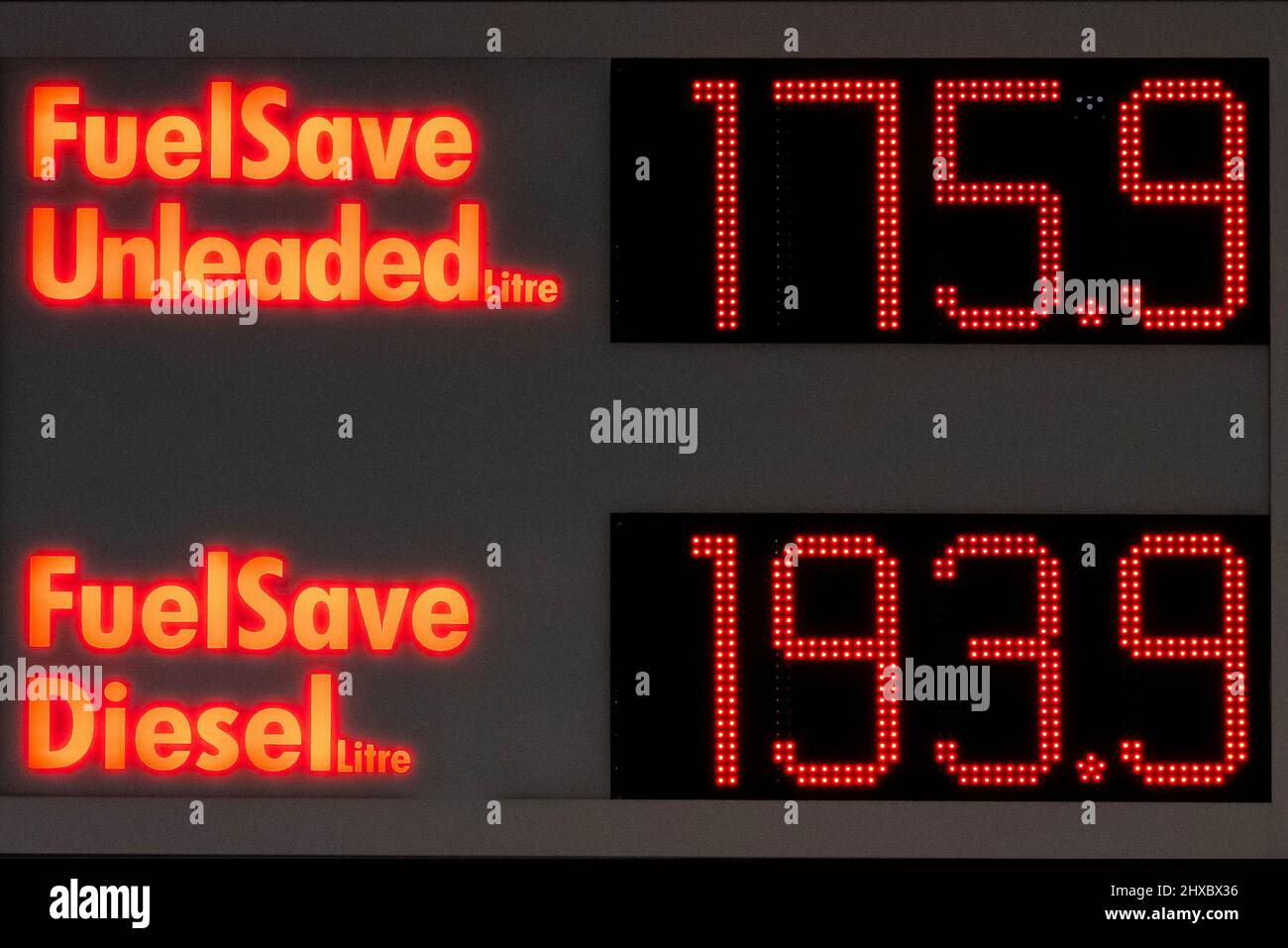 CARDIFF, PAYS DE GALLES - 10 MARS : une station-service Shell sur Hadfield Road où le carburant sans plomb coûte 175,9p le litre et le diesel coûte 193,9p le litre le 10 mars 2022 à Cardiff, pays de Galles. Les prix du pétrole ont grimpé de plus de 30% depuis février 24, atteignant $139 le baril cette semaine. Les prix de l'énergie augmentent depuis plus d'un an avec de nouvelles pressions ajoutées par l'invasion de l'Ukraine par la Russie. Banque D'Images