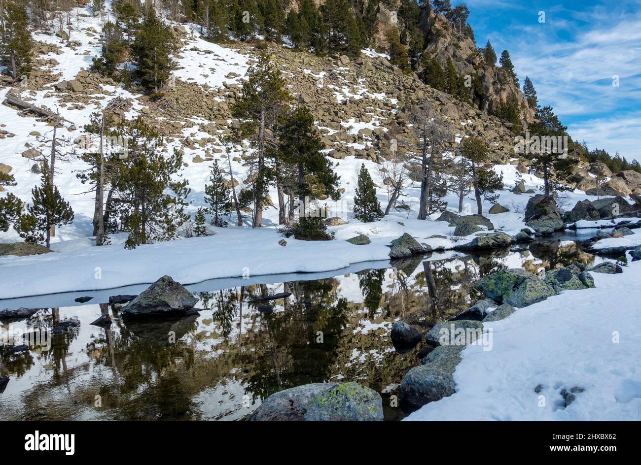 Paysage de montagne d'hiver dans le parc national d'Aigüestortes i Estany de Sant Maurici près d'Espot, Catalogne, Espagne Banque D'Images