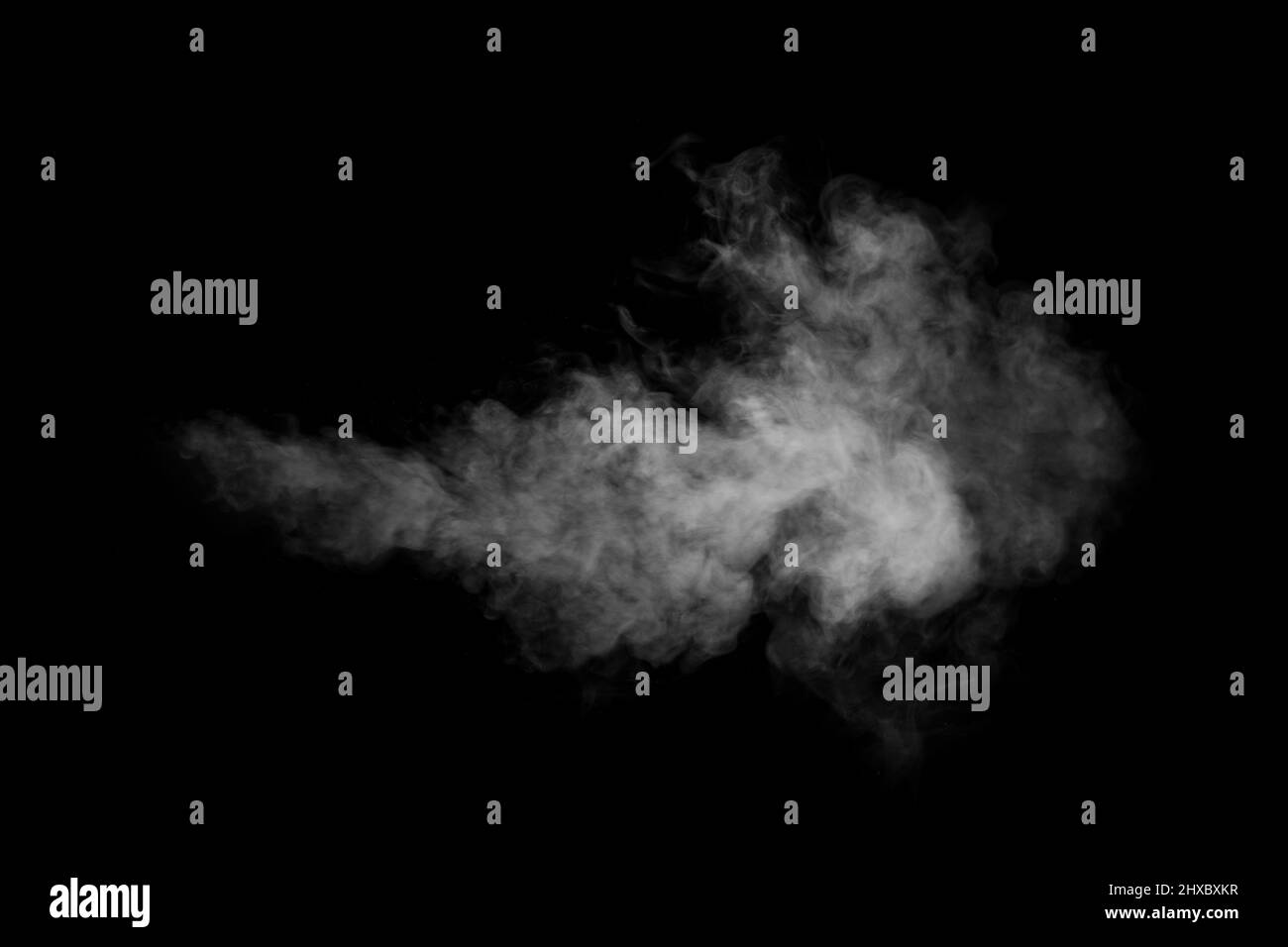 Vapeur verticale tourbillonnante isolée sur un fond noir pour se superposer à vos photos. Fragment de vapeur horizontale. Arrière-plan abstrait fumé, desig Banque D'Images