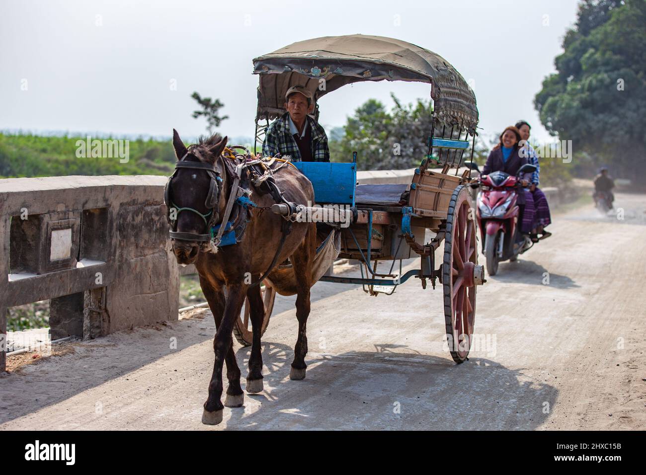 Mandalay, Myanmar - le 11 janvier 2016 : un homme non identifié à bord d'une calèche tirée par un cheval à la périphérie de Mandalay, au Myanmar. Banque D'Images