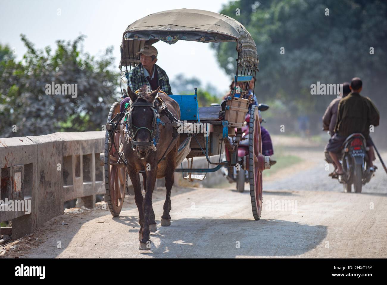 Mandalay, Myanmar - le 11 janvier 2016 : un homme non identifié à bord d'une calèche tirée par un cheval à la périphérie de Mandalay, au Myanmar. Banque D'Images