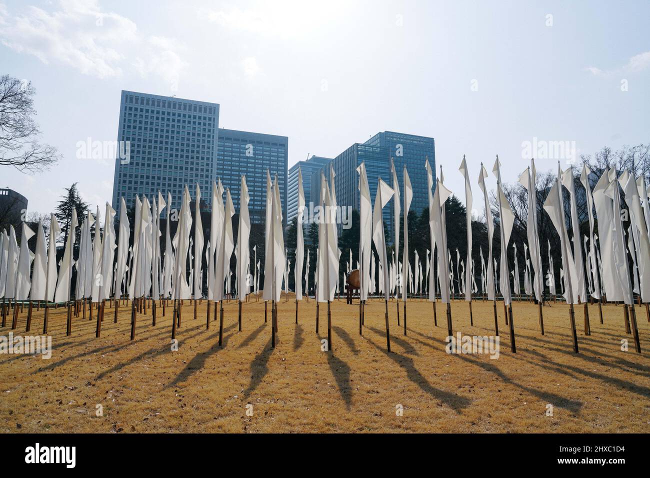 Tokyo, mars 11. 11th mars 2011. Au total, 311 drapeaux ont été établis au parc Hibiya de Tokyo, au Japon, le 11 mars 2022, pour commémorer les victimes d'un séisme de magnitude 9,0 et d'un tsunami qui a frappé le nord-est du Japon le 11 mars 2011. Credit: Zhang Xiaoyu/Xinhua/Alay Live News Banque D'Images