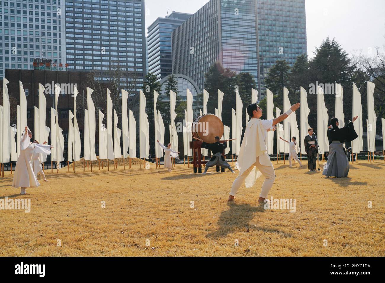 Tokyo, mars 11. 11th mars 2011. Les acteurs effectuent une danse traditionnelle au parc Hibiya à Tokyo, au Japon, le 11 mars 2022 pour commémorer les victimes d'un séisme de magnitude 9,0 et du tsunami qui a frappé le nord-est du Japon le 11 mars 2011. Credit: Zhang Xiaoyu/Xinhua/Alay Live News Banque D'Images