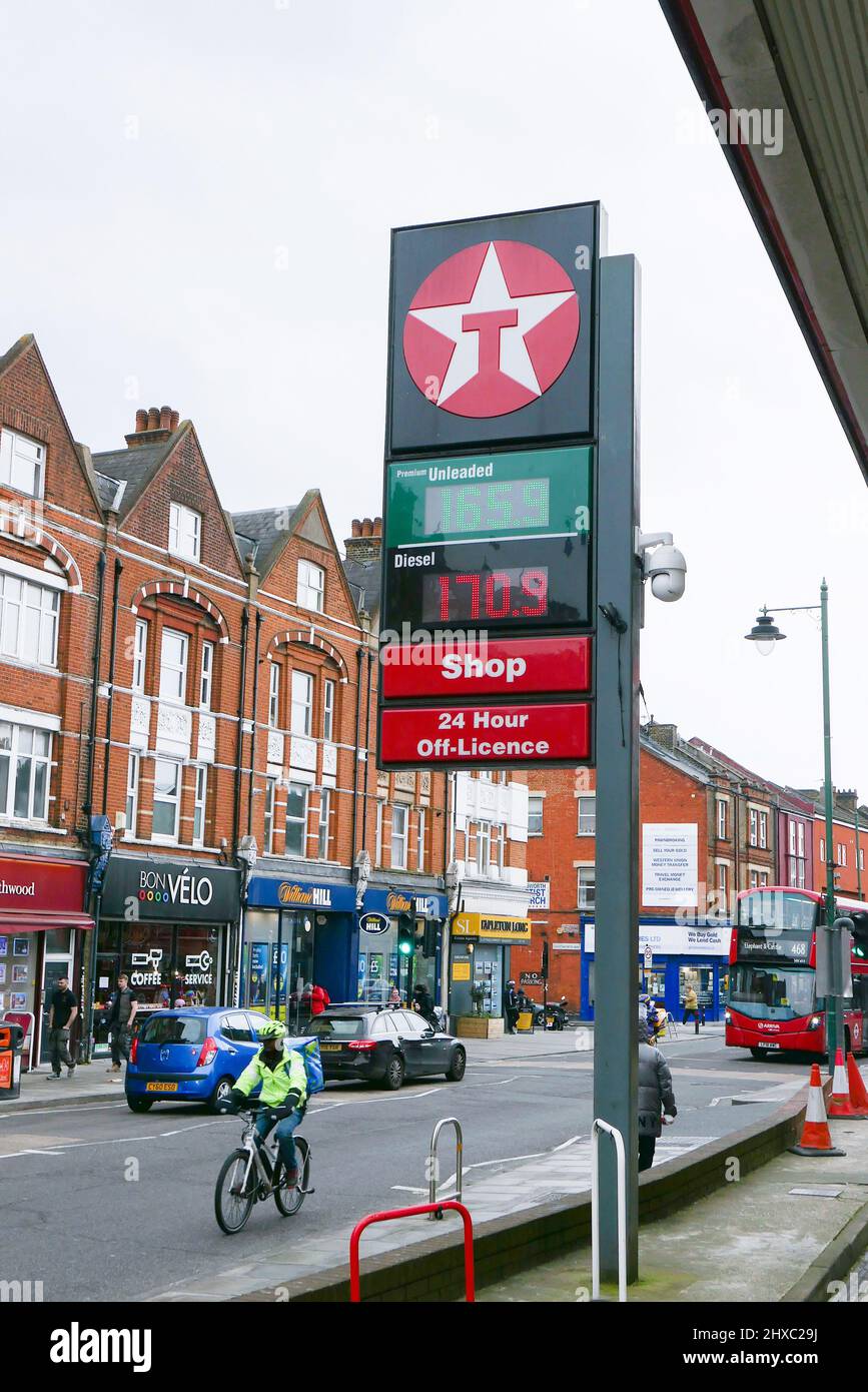 Londres, Royaume-Uni. 11.03.22. Les prix de l'essence et du diesel ont atteint un nouveau record, dépassant £1,65 et £170 le litre, à une station-service Texaco dans le sud de Londres. Les prix de l'essence ont augmenté au-dessus de £1,60 le litre en moyenne pour la première fois alors que l'invasion de l'Ukraine par la Russie continue d'affecter le coût du pétrole dans le monde entier. Credit: SMP News / Alamy Live News Banque D'Images