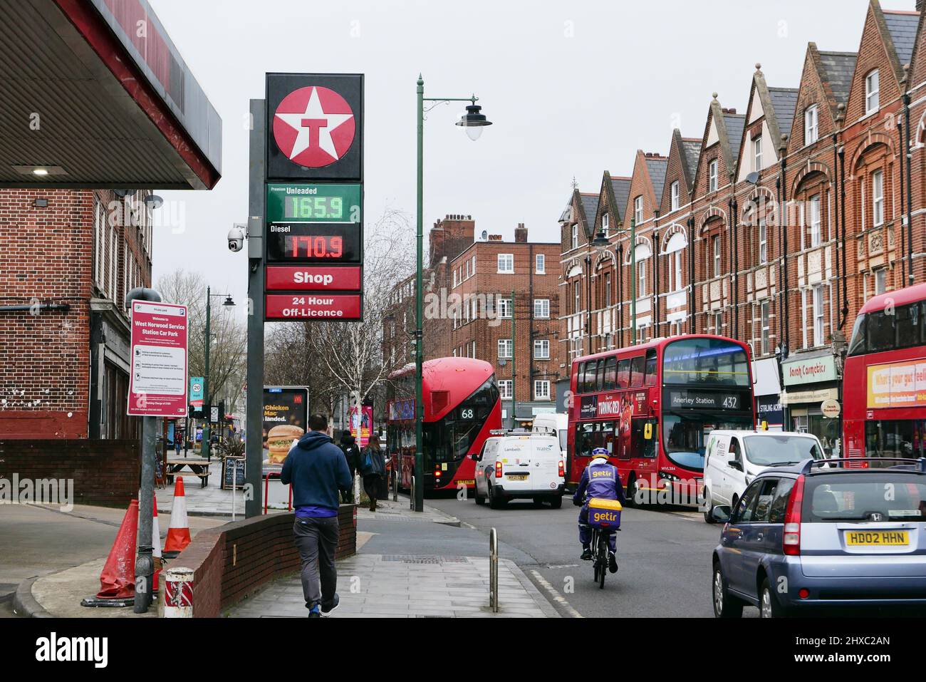 Londres, Royaume-Uni. 11.03.22. Les prix de l'essence et du diesel ont atteint un nouveau record, dépassant £1,65 et £170 le litre, à une station-service Texaco dans le sud de Londres. Les prix de l'essence ont augmenté au-dessus de £1,60 le litre en moyenne pour la première fois alors que l'invasion de l'Ukraine par la Russie continue d'affecter le coût du pétrole dans le monde entier. Credit: SMP News / Alamy Live News Banque D'Images