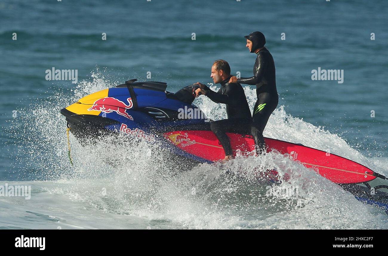 Big Wave Surfer Sebastian Steudtner GER mit Maya Gabeira BRA auf dem Skisjet Big Wave Surfing Nazare Praia do Norte Portugal © diebilderwelt / Alay stock Banque D'Images