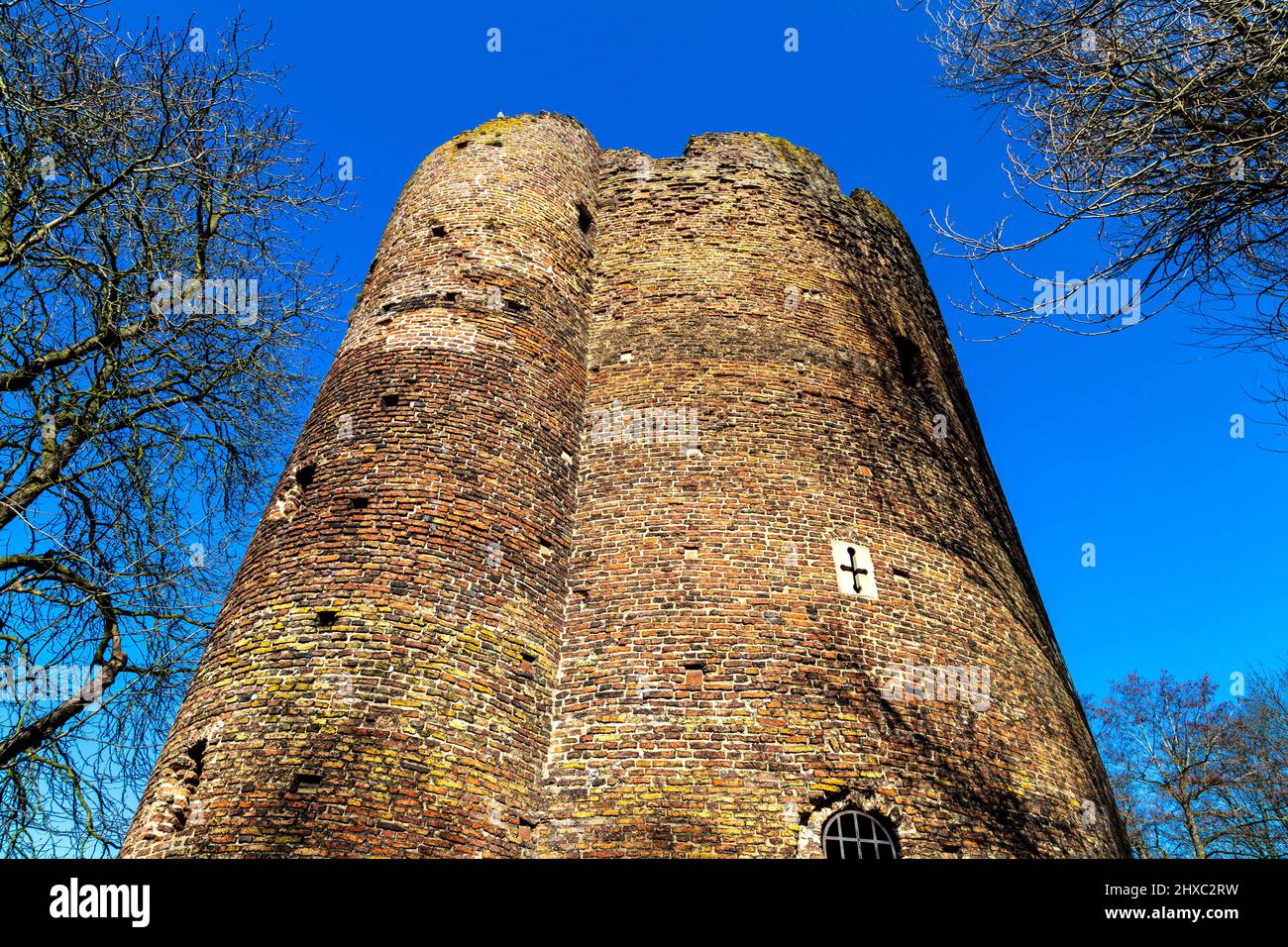Extérieur du blockhaus d'artillerie du 14th siècle en ruines Cow Tower près de la rivière Wensum, Norwich, Norfolk, Royaume-Uni Banque D'Images